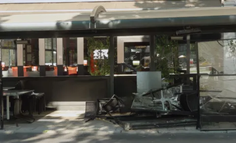 Bilist körde in i uteservering på Järntorget i Örebro