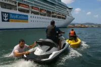 Kryssningspassagerare hoppar överbord