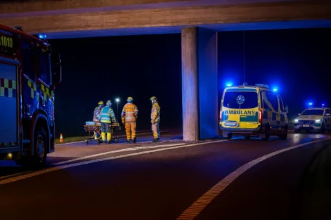 Personbil kraschade i bro