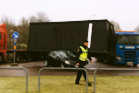 container föll över bil