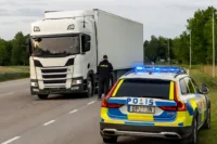 En polispatrull som stoppar en lastbil