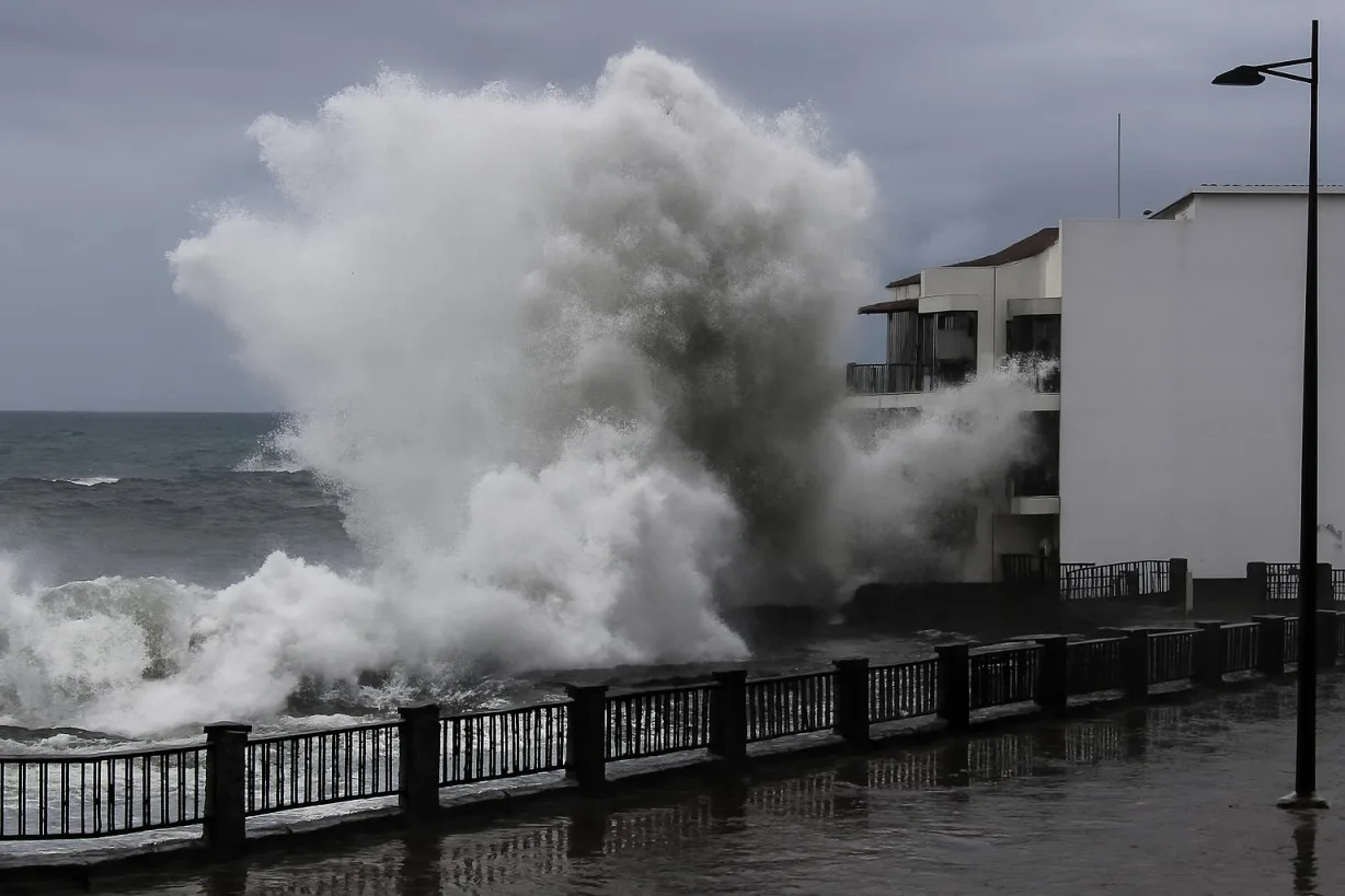 Jättevågor drabbar Teneriffa