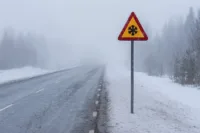 varningsskylt och dimmig