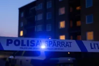 Polisavspärrning utanför ett flerbostadshus