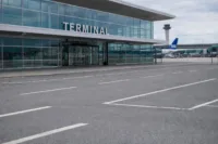 flygplats med terminalbyggnad