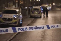 Polispatruller och avspärrningar i ett bostadsområde